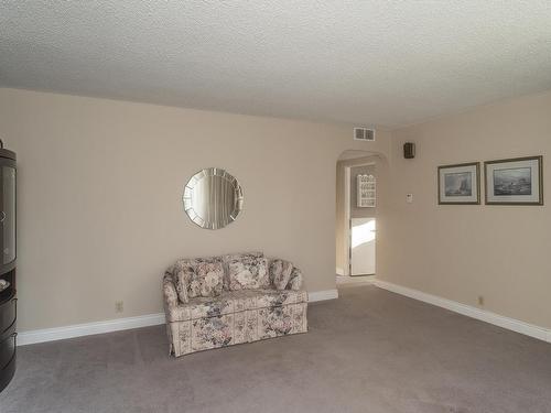 1835 Hamilton Avenue, Thunder Bay, ON - Indoor Photo Showing Living Room