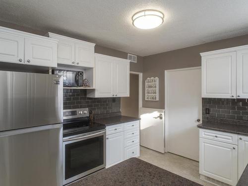 1835 Hamilton Avenue, Thunder Bay, ON - Indoor Photo Showing Kitchen