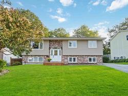 33 Wynn Castle Drive  Lower Sackville, NS B4E 2H6