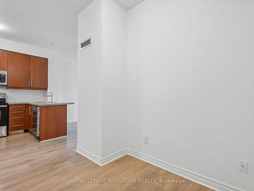 214-2885 Bayview Ave, Toronto, ON - Indoor Photo Showing Kitchen