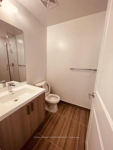 3009-8 Nahani Way, Mississauga, ON - Indoor Photo Showing Bathroom