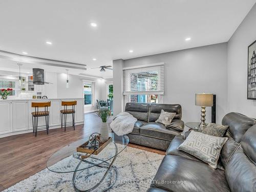 3543 Kelso Cres, Mississauga, ON - Indoor Photo Showing Living Room