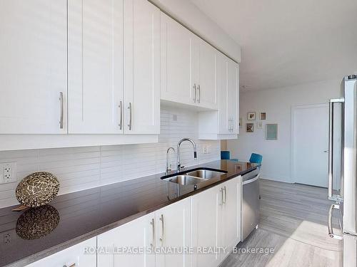 Lph4-4070 Confederation Pkwy, Mississauga, ON - Indoor Photo Showing Kitchen With Double Sink With Upgraded Kitchen