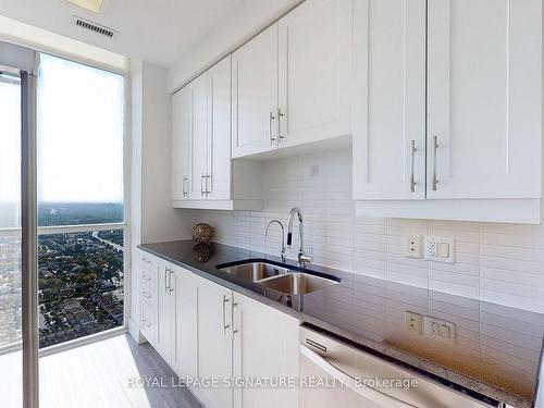 Lph4-4070 Confederation Pkwy, Mississauga, ON - Indoor Photo Showing Kitchen With Double Sink With Upgraded Kitchen