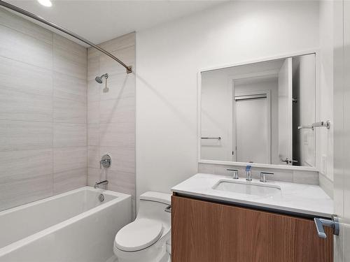 702-2000 Hannington Rd, Langford, BC - Indoor Photo Showing Bathroom