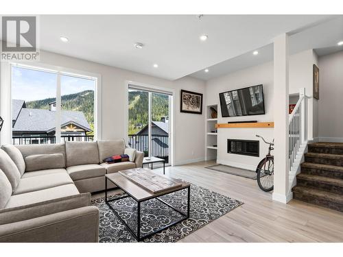 1240 Alpine Road Unit# 60, Sun Peaks, BC - Indoor Photo Showing Living Room With Fireplace