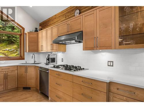 2417 Fairways Drive, Sun Peaks, BC - Indoor Photo Showing Kitchen