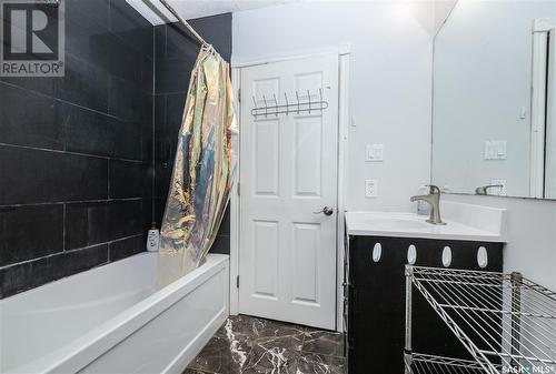 1817 Madden Avenue, Saskatoon, SK - Indoor Photo Showing Bathroom