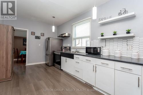 24 Hyla Street, London, ON - Indoor Photo Showing Kitchen