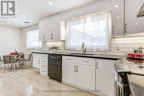 2127 Cliff Road, Mississauga, ON - Indoor Photo Showing Kitchen With Upgraded Kitchen