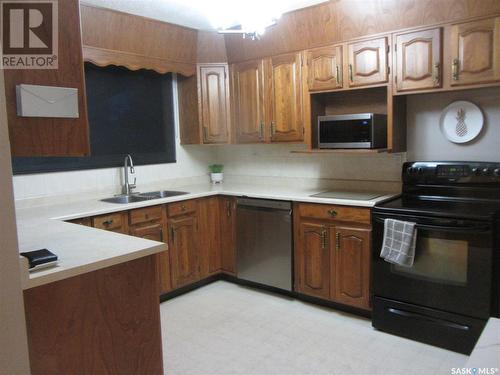 914 Arlington Avenue, Saskatoon, SK - Indoor Photo Showing Kitchen With Double Sink