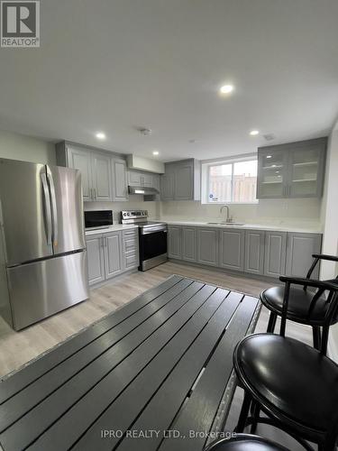 5522 Fleur-De-Lis Court, Mississauga, ON - Indoor Photo Showing Kitchen With Stainless Steel Kitchen