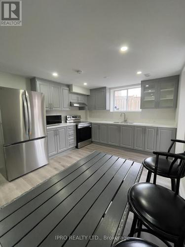 5522 Fleur-De-Lis Court, Mississauga, ON - Indoor Photo Showing Kitchen With Stainless Steel Kitchen