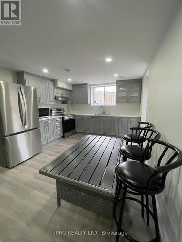 5522 Fleur-De-Lis Court, Mississauga, ON - Indoor Photo Showing Kitchen With Stainless Steel Kitchen