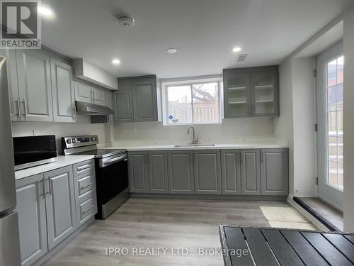 5522 Fleur-De-Lis Court, Mississauga, ON - Indoor Photo Showing Kitchen With Stainless Steel Kitchen