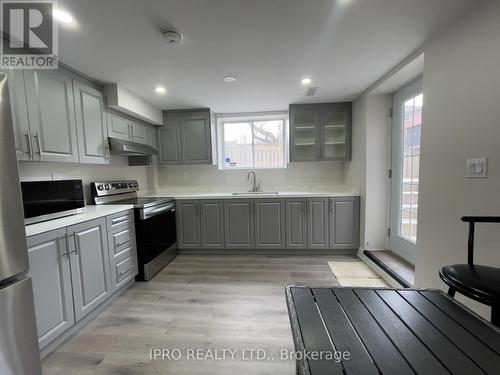 5522 Fleur-De-Lis Court, Mississauga, ON - Indoor Photo Showing Kitchen With Stainless Steel Kitchen