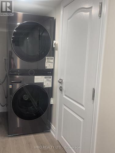 5522 Fleur-De-Lis Court, Mississauga, ON - Indoor Photo Showing Laundry Room