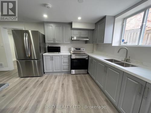 5522 Fleur-De-Lis Court, Mississauga, ON - Indoor Photo Showing Kitchen With Stainless Steel Kitchen With Double Sink