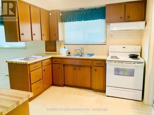 470 Franklin Street, Kitchener, ON - Indoor Photo Showing Kitchen With Double Sink