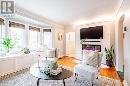 129 East 35Th Street, Hamilton, ON - Indoor Photo Showing Living Room