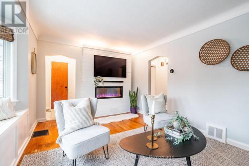 129 East 35Th Street, Hamilton, ON - Indoor Photo Showing Living Room With Fireplace