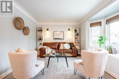 129 East 35Th Street, Hamilton, ON - Indoor Photo Showing Living Room