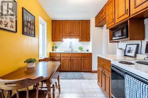 129 East 35Th Street, Hamilton, ON - Indoor Photo Showing Kitchen