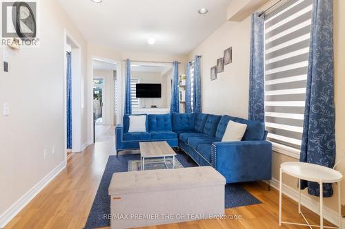 922 Ledbury Crescent, Mississauga, ON - Indoor Photo Showing Living Room