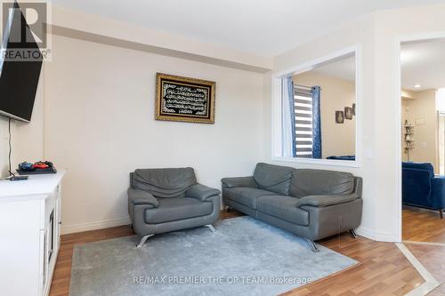 922 Ledbury Crescent, Mississauga, ON - Indoor Photo Showing Living Room