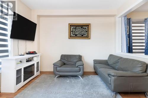 922 Ledbury Crescent, Mississauga, ON - Indoor Photo Showing Living Room