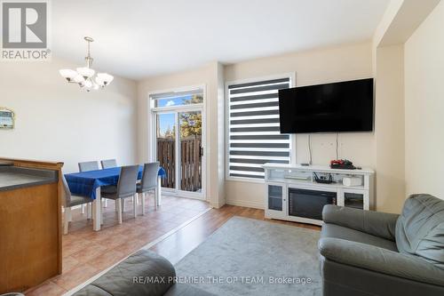 922 Ledbury Crescent, Mississauga, ON - Indoor Photo Showing Living Room