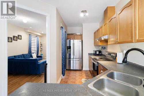 922 Ledbury Crescent, Mississauga, ON - Indoor Photo Showing Kitchen With Double Sink