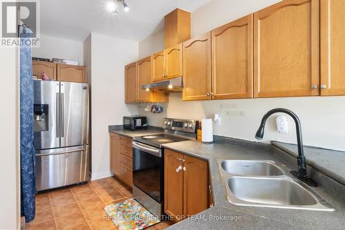 922 Ledbury Crescent, Mississauga, ON - Indoor Photo Showing Kitchen With Double Sink