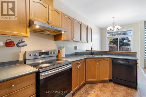 922 Ledbury Crescent, Mississauga, ON - Indoor Photo Showing Kitchen With Double Sink