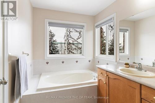 922 Ledbury Crescent, Mississauga, ON - Indoor Photo Showing Bathroom