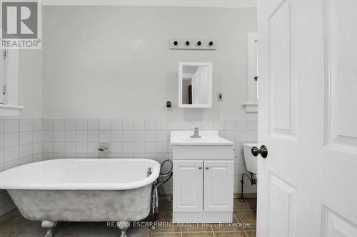 59 Cannon Street W, Hamilton, ON - Indoor Photo Showing Bathroom