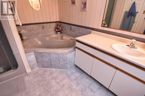 54 Ramsden Drive, Hamilton, ON - Indoor Photo Showing Bathroom