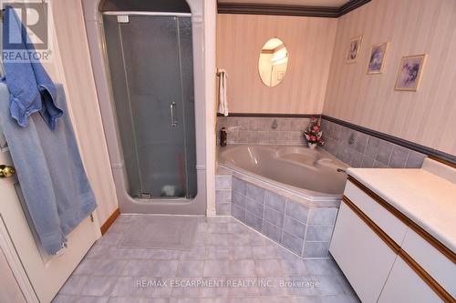 54 Ramsden Drive, Hamilton, ON - Indoor Photo Showing Bathroom