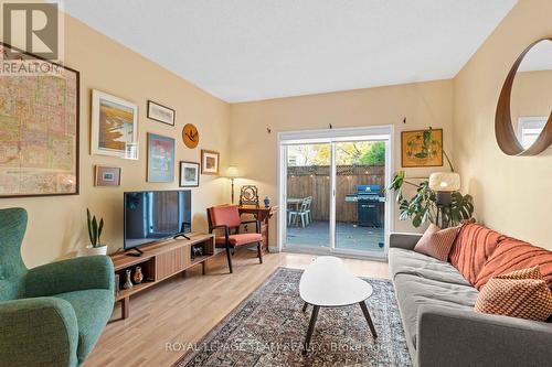 849 Rob Roy Avenue, Ottawa, ON - Indoor Photo Showing Living Room