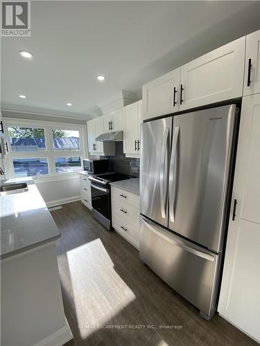 40 Szollosy Circle, Hamilton, ON - Indoor Photo Showing Kitchen