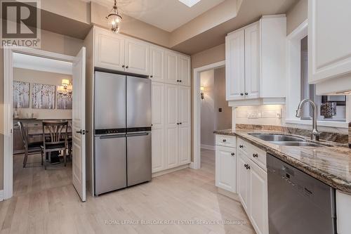 4098 Montrose Crescent, Burlington, ON - Indoor Photo Showing Kitchen With Double Sink