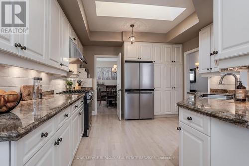 4098 Montrose Crescent, Burlington, ON - Indoor Photo Showing Kitchen With Upgraded Kitchen