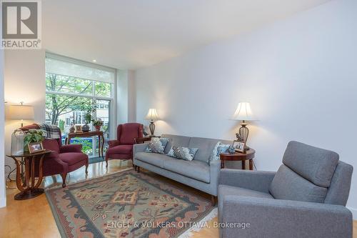 53 Vaughan Street, Ottawa, ON - Indoor Photo Showing Living Room