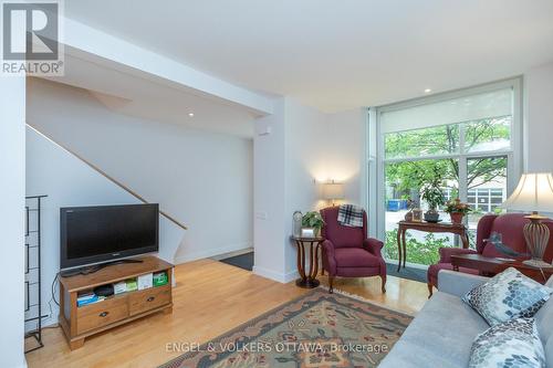 53 Vaughan Street, Ottawa, ON - Indoor Photo Showing Living Room