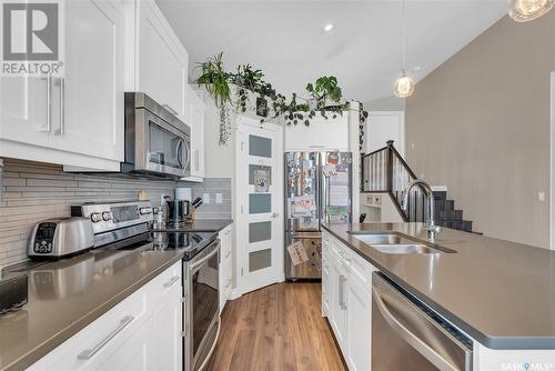 622 Marlatte Crescent, Saskatoon, SK - Indoor Photo Showing Kitchen With Double Sink With Upgraded Kitchen