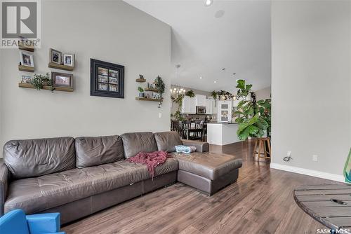 622 Marlatte Crescent, Saskatoon, SK - Indoor Photo Showing Living Room