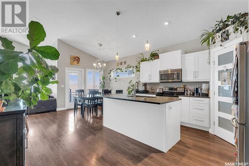 622 Marlatte Crescent, Saskatoon, SK - Indoor Photo Showing Kitchen With Upgraded Kitchen