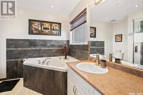 935 Fairbrother Close, Saskatoon, SK - Indoor Photo Showing Bathroom