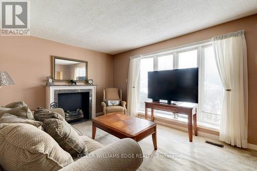 1353 Fisher Avenue, Burlington, ON - Indoor Photo Showing Living Room