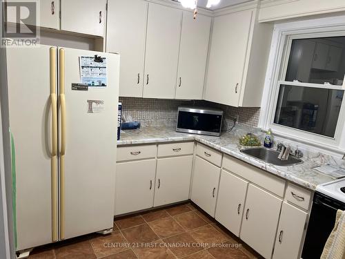 1449 Oxford Street E, London, ON - Indoor Photo Showing Kitchen